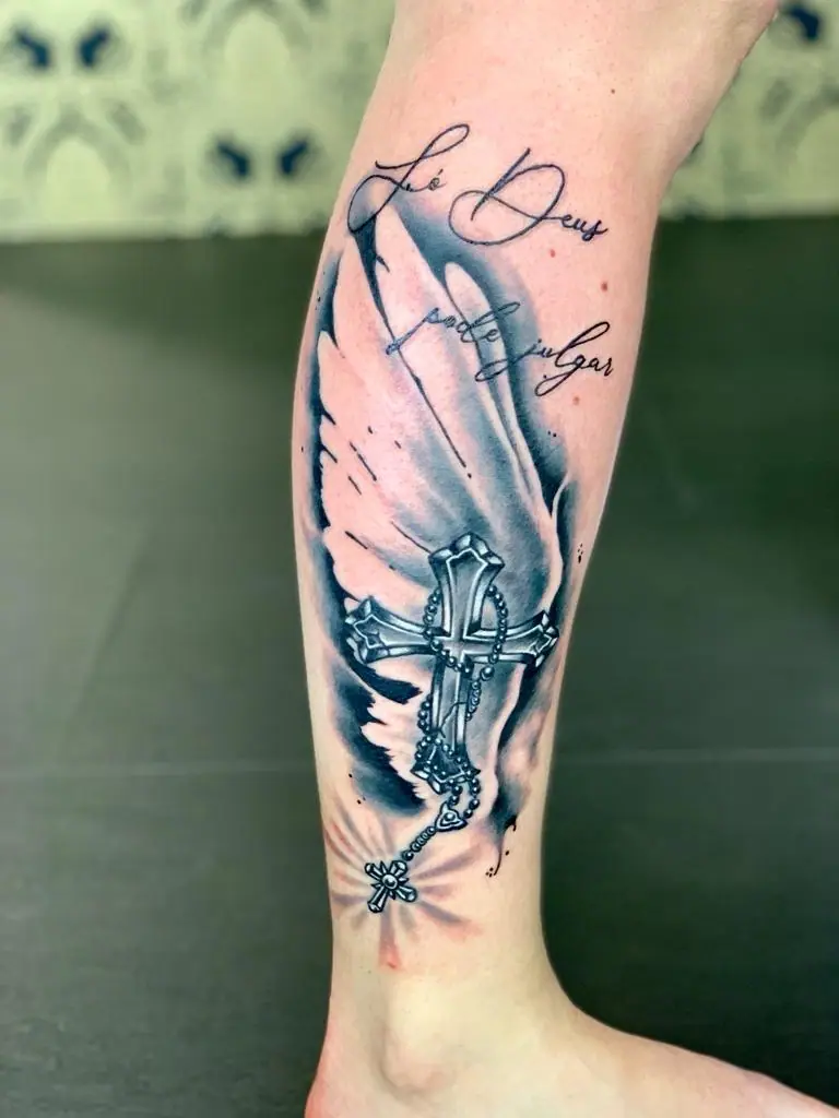 Trash Polka Tattoo mit Flügel und Kreuz – V Tattoo & Beauty Art, Wohlen AG