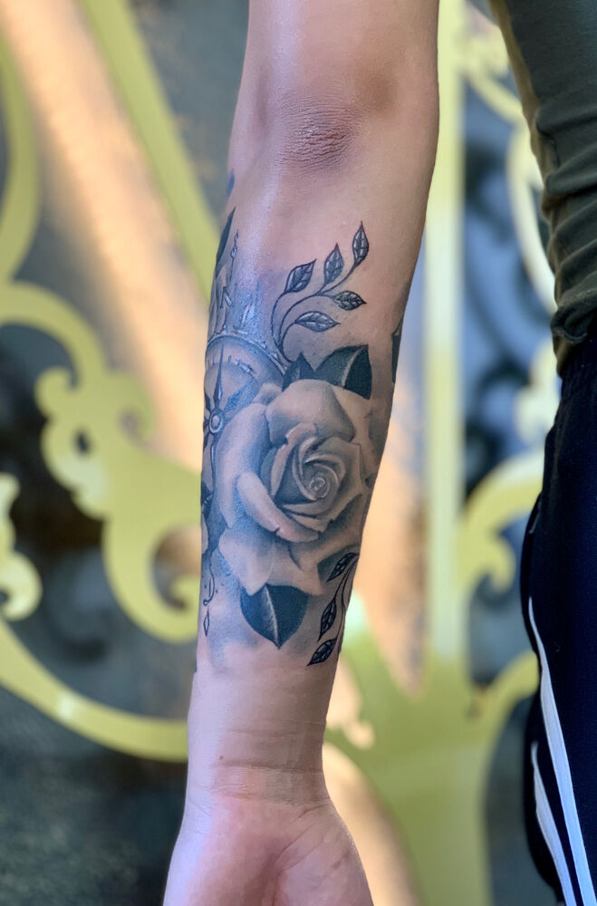 Rose & Compass — Realistic Tattoo von Elisabeth Gerendai, V Tattoo & Beauty Art (Aargau, Schweiz)