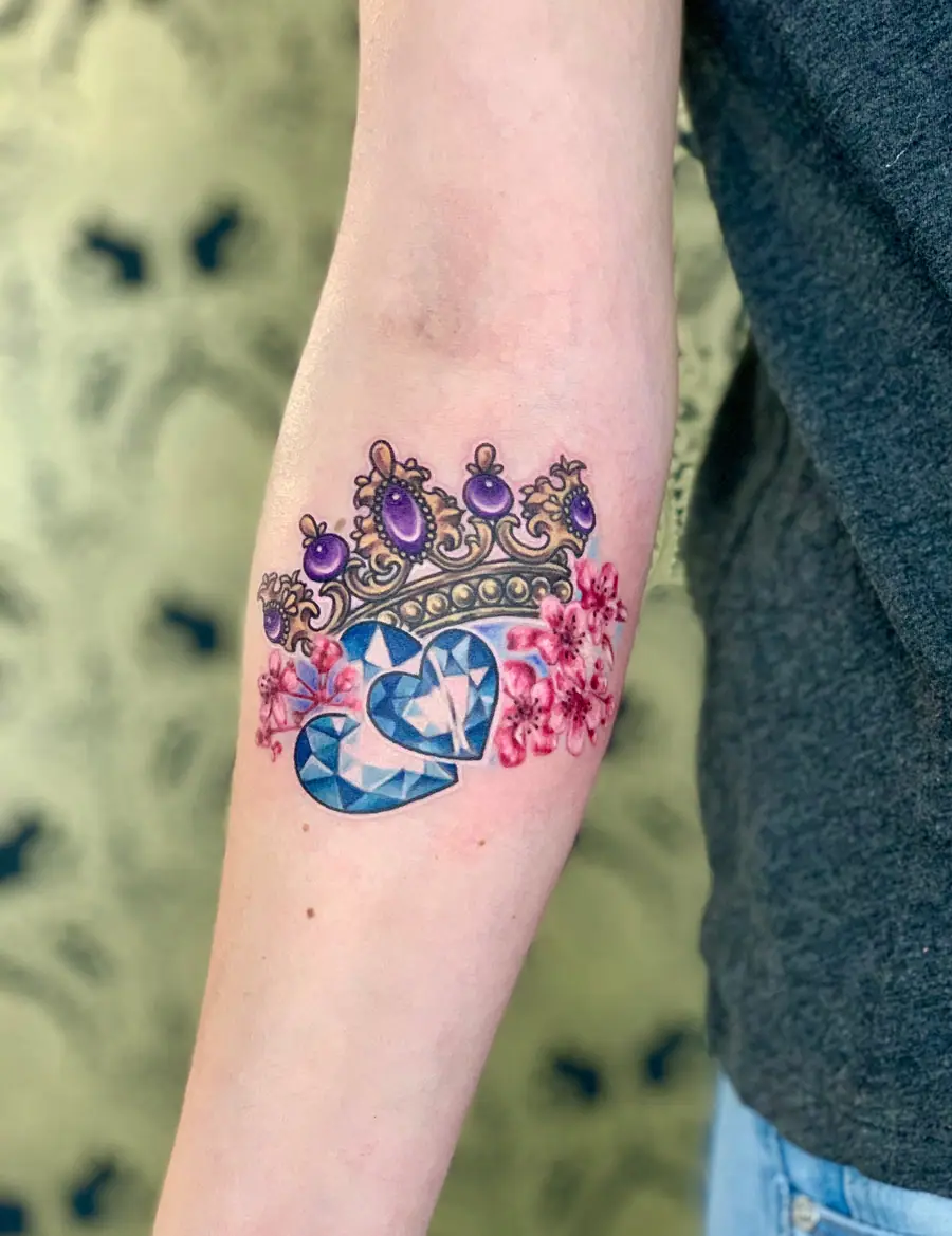 Crown & Diamond Hearts — Realistic Tattoo von Elisabeth Gerendai, V Tattoo & Beauty Art (Aargau, Schweiz)