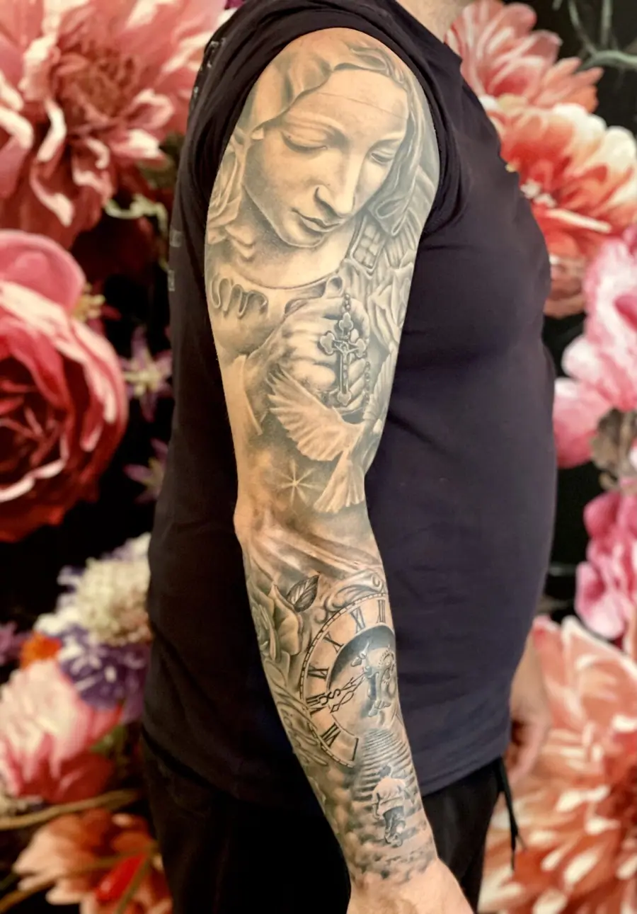 Madonna – Black & Grey — Realistic Tattoo von Elisabeth Gerendai, V Tattoo & Beauty Art (Aargau, Schweiz)