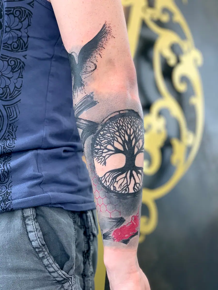 Trash Polka Tattoo mit Baum und Rabe – V Tattoo & Beauty Art, Wohlen AG