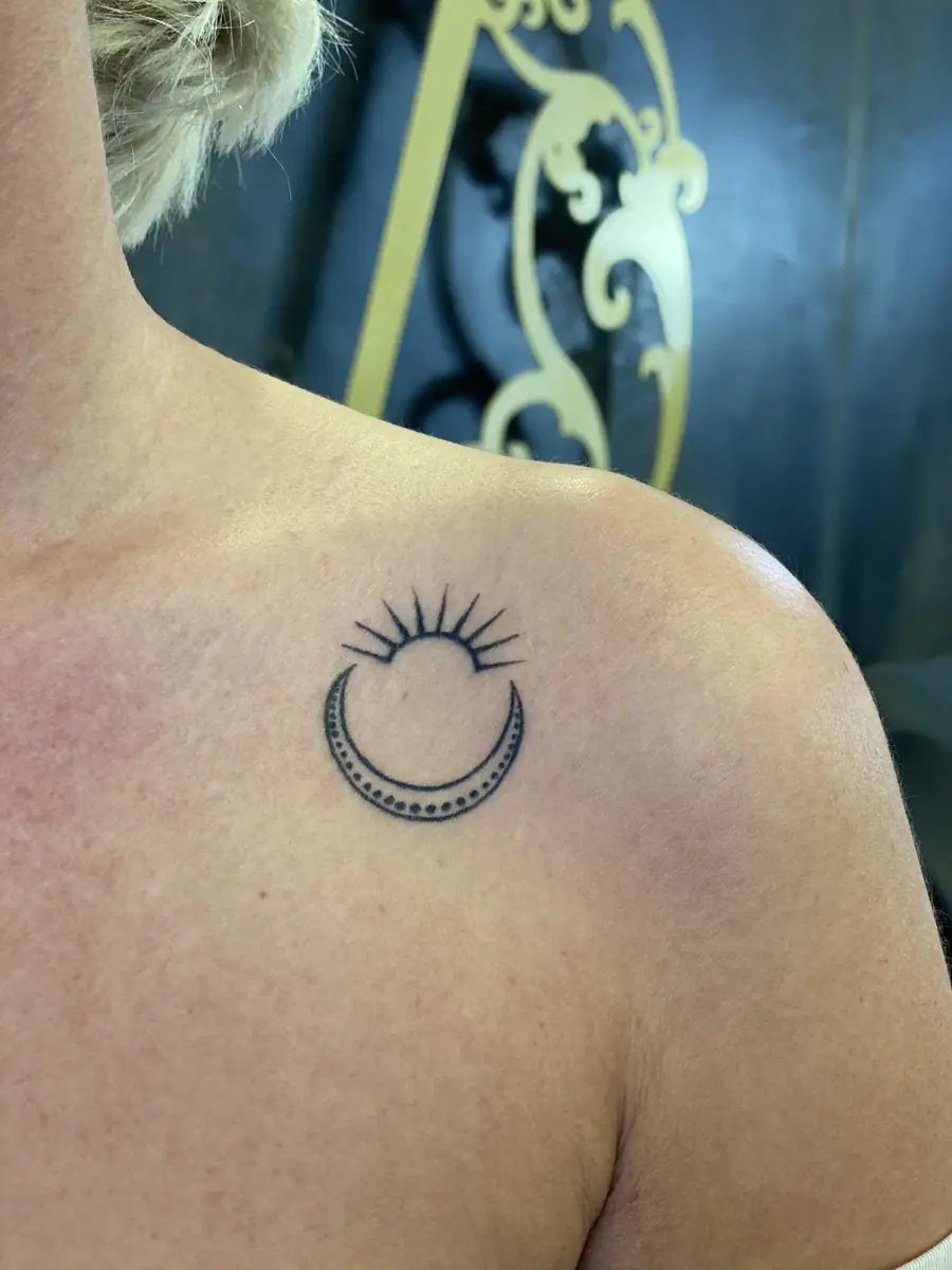 Miniatur Fine Line Tattoo Sonne und Mond – V Tattoo & Beauty Art, Wohlen AG
