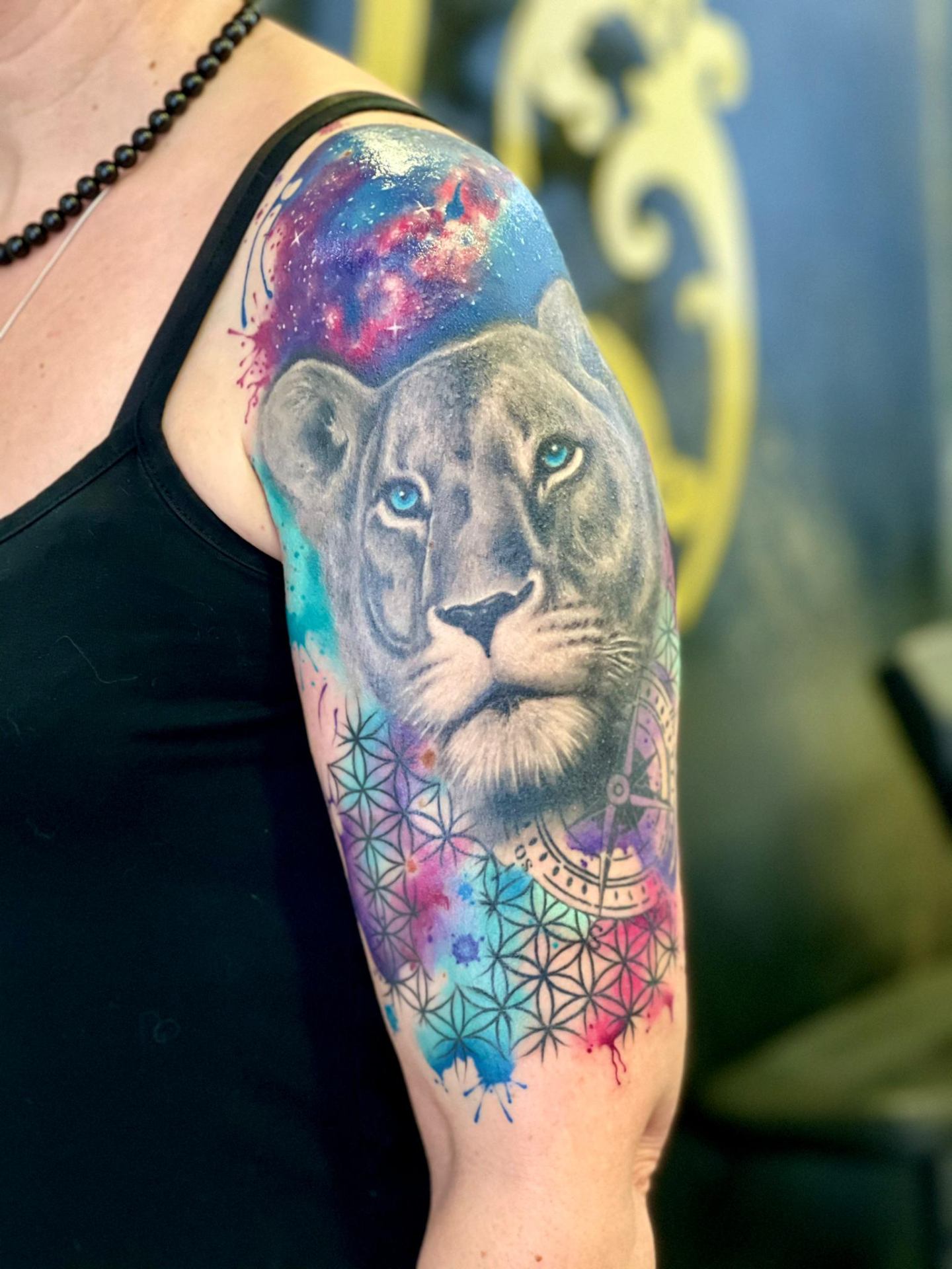 Lioness & Galaxy — Aquarell / Watercolor Tattoo von Elisabeth Gerendai, V Tattoo & Beauty Art (Aargau, Schweiz)