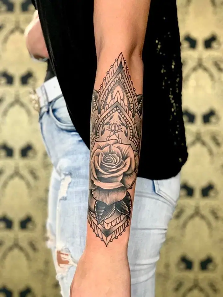Mandala & Rose — Ornamental Tattoo von Elisabeth Gerendai, V Tattoo & Beauty Art (Aargau, Schweiz)