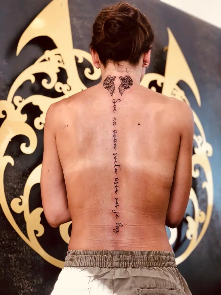 Lettering Tattoo entlang der Wirbelsäule – V Tattoo & Beauty Art, Wohlen AG