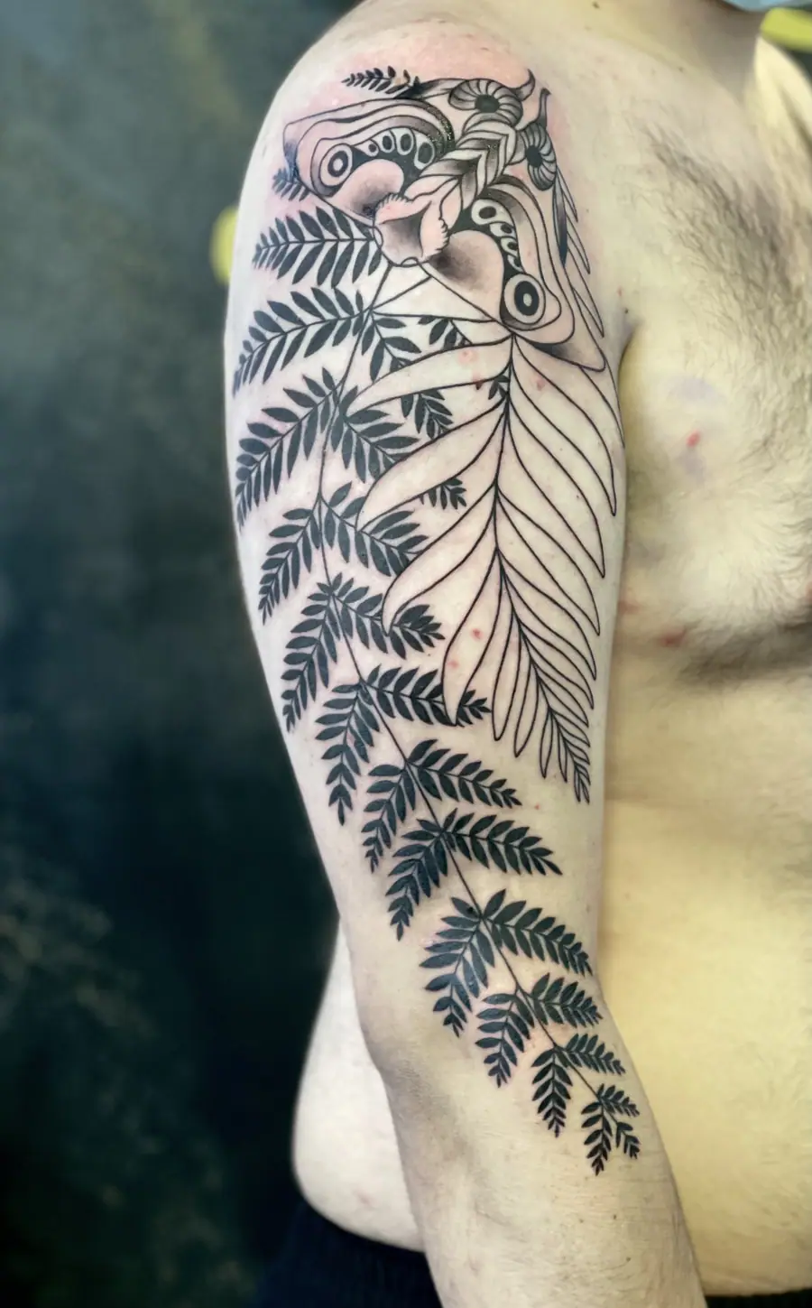 Ellie's Moth – The Last of Us Tribute — Fine Line / Lettering Tattoo von Elisabeth Gerendai, V Tattoo & Beauty Art (Aargau, Schweiz)