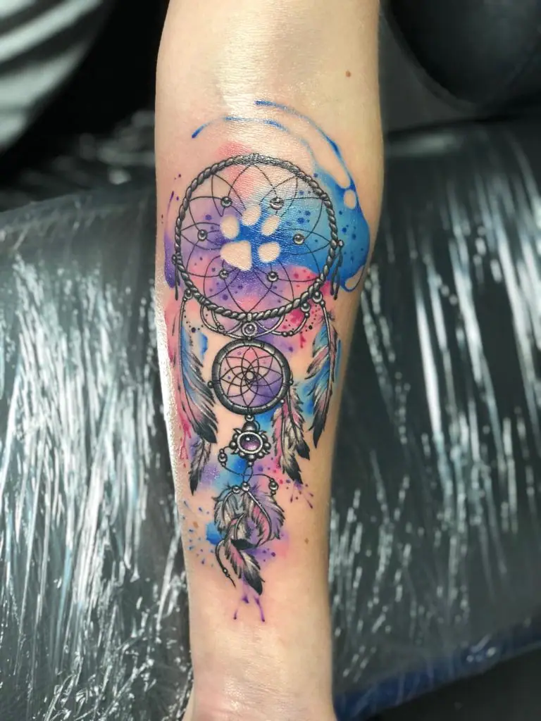 Dreamcatcher & Paw — Aquarell / Watercolor Tattoo von Elisabeth Gerendai, V Tattoo & Beauty Art (Aargau, Schweiz)