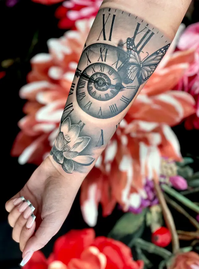 Clock, Butterfly & Lotus — Realistic Tattoo von Elisabeth Gerendai, V Tattoo & Beauty Art (Aargau, Schweiz)