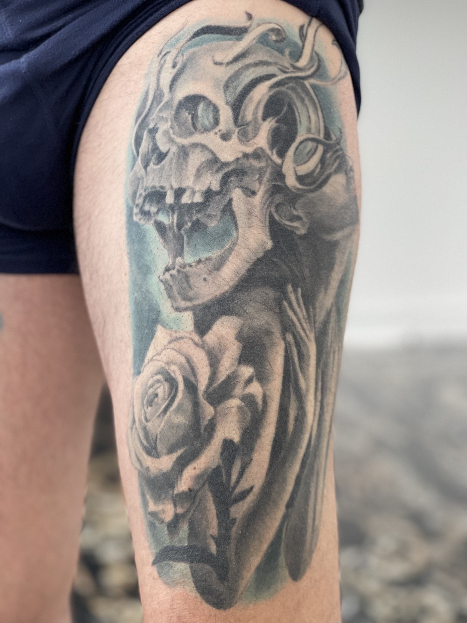 Cover-Up Vorher — Rose & Skull Cover Up – Nachher, später überarbeitet als Cover Up Tattoo von Elisabeth Gerendai (V Tattoo & Beauty Art)