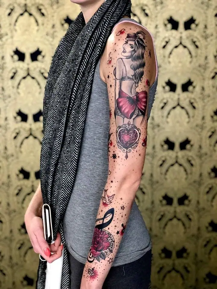 Pin-Up & Roses — Traditionell Tattoo von Elisabeth Gerendai, V Tattoo & Beauty Art (Aargau, Schweiz)