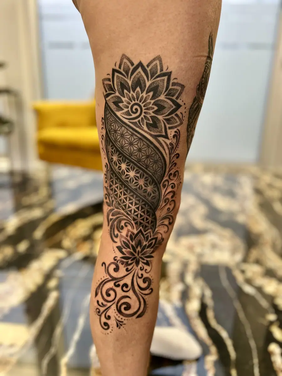 Geometric Ornament — Ornamental Tattoo von Elisabeth Gerendai, V Tattoo & Beauty Art (Aargau, Schweiz)