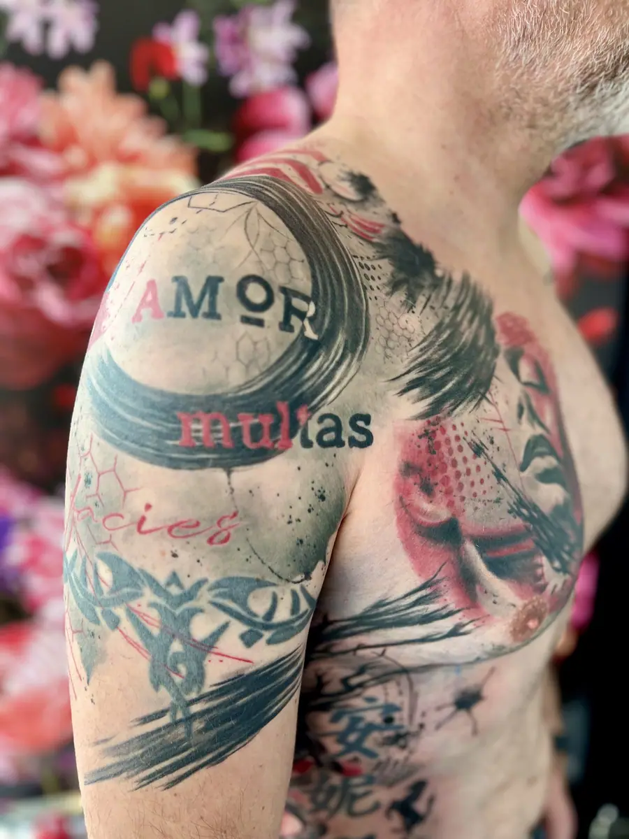 Trash Polka Arm & Brust — Trash Polka Tattoo von Elisabeth Gerendai, V Tattoo & Beauty Art (Aargau, Schweiz)
