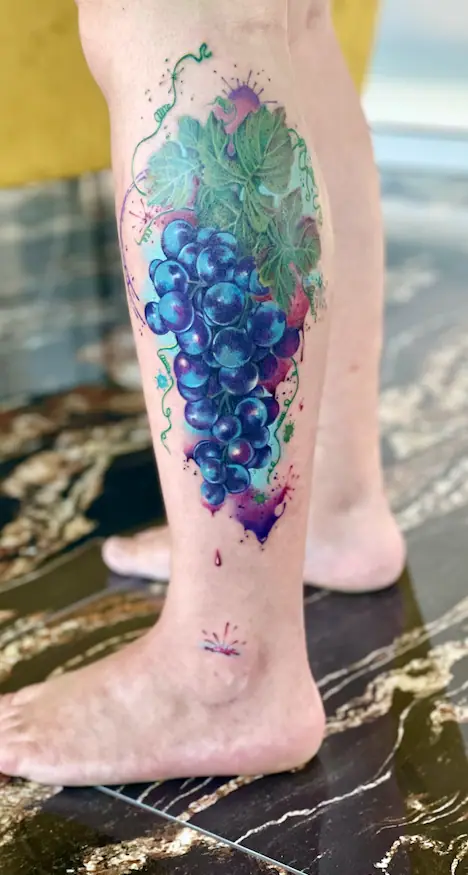 Watercolor Tattoo mit Weintrauben – V Tattoo & Beauty Art, Wohlen AG