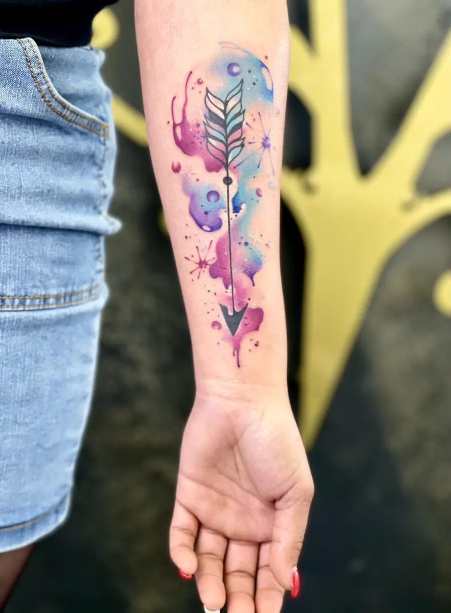 Watercolor Arrow — Aquarell / Watercolor Tattoo von Elisabeth Gerendai, V Tattoo & Beauty Art (Aargau, Schweiz)