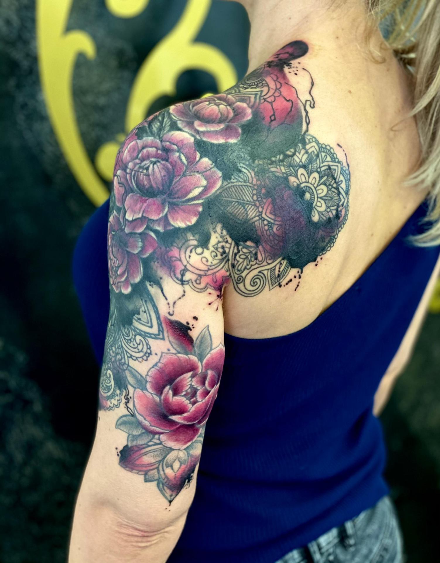 Peony & Spitzen Sleeve — Aquarell / Watercolor Tattoo von Elisabeth Gerendai, V Tattoo & Beauty Art (Aargau, Schweiz)