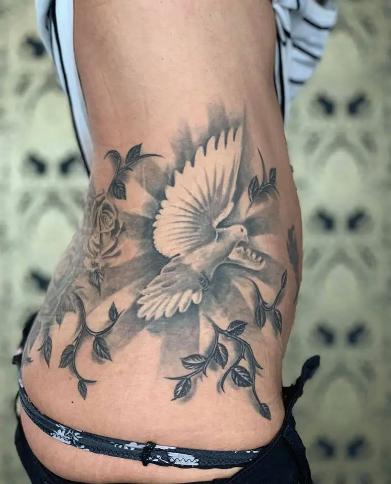 Dove, Rose & Vines — Realistic Tattoo von Elisabeth Gerendai, V Tattoo & Beauty Art (Aargau, Schweiz)