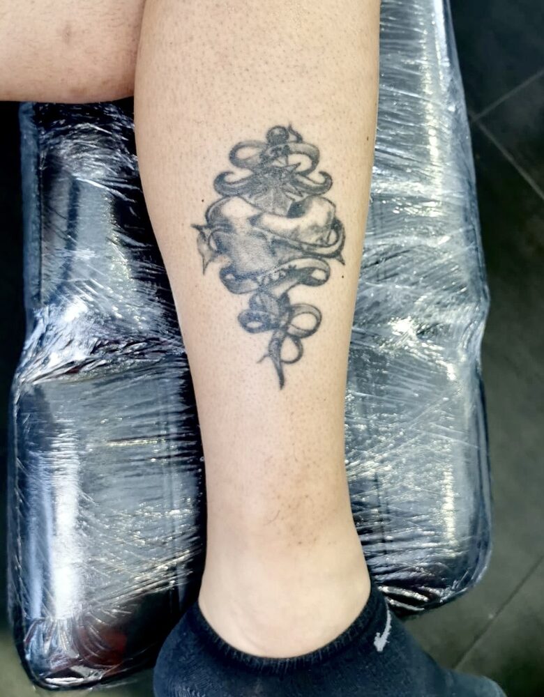 Cover-Up Vorher — Black & Grey Löwe Cover Up – Nachher, später überarbeitet als Cover Up Tattoo von Elisabeth Gerendai (V Tattoo & Beauty Art)