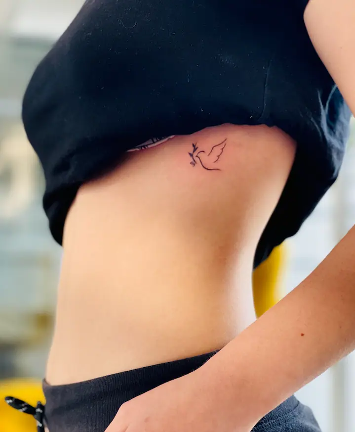 Fine Line Taube in feiner Linienführung – V Tattoo & Beauty Art, Wohlen AG