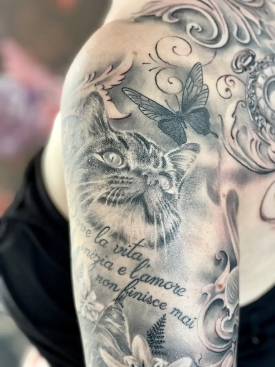 Cat Portrait Black & Grey — Realistic Tattoo von Elisabeth Gerendai, V Tattoo & Beauty Art (Aargau, Schweiz)