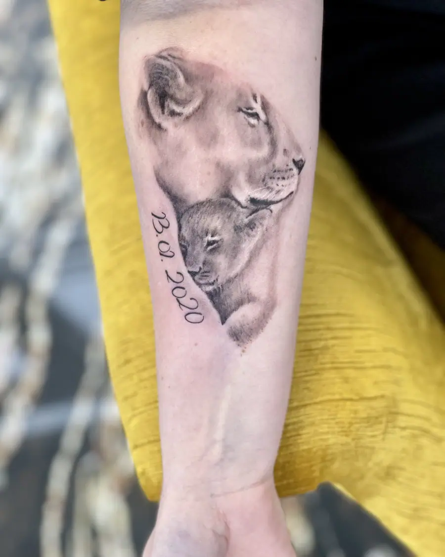 Lion Black & Grey — Realistic Tattoo von Elisabeth Gerendai, V Tattoo & Beauty Art (Aargau, Schweiz)