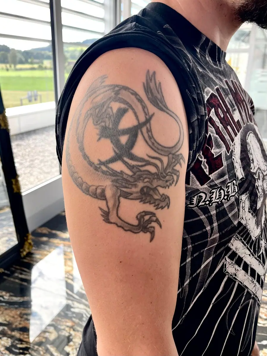 Cover-Up Vorher — Cover Up Tattoo eines Löwen, das ein altes Tattoo vollständig überdeckt, Tattoo-Atelier Wohlen AG