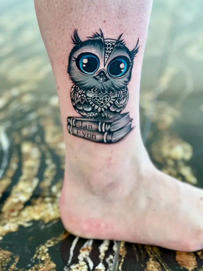 Owl & Books — Realistic Tattoo von Elisabeth Gerendai, V Tattoo & Beauty Art (Aargau, Schweiz)