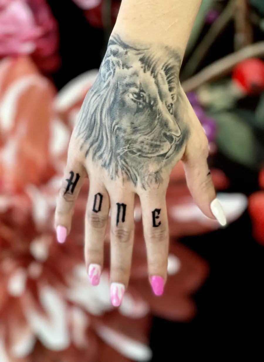 Hand Realism — Realistic Tattoo von Elisabeth Gerendai, V Tattoo & Beauty Art (Aargau, Schweiz)