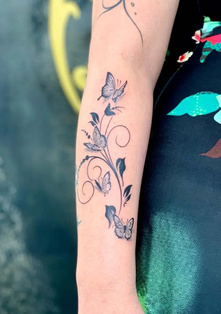 Fine Line Tattoo mit Schmetterlingen und Ranke – V Tattoo & Beauty Art, Wohlen AG