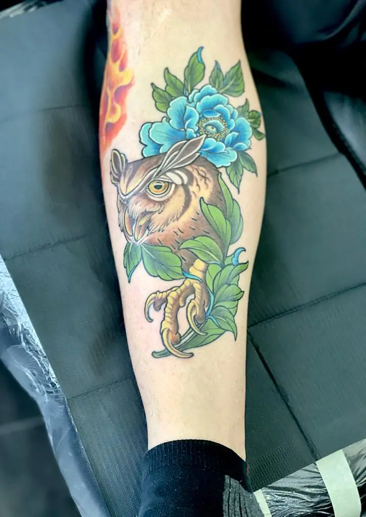 Neo-Traditional Owl & Peony — Traditionell Tattoo von Elisabeth Gerendai, V Tattoo & Beauty Art (Aargau, Schweiz)
