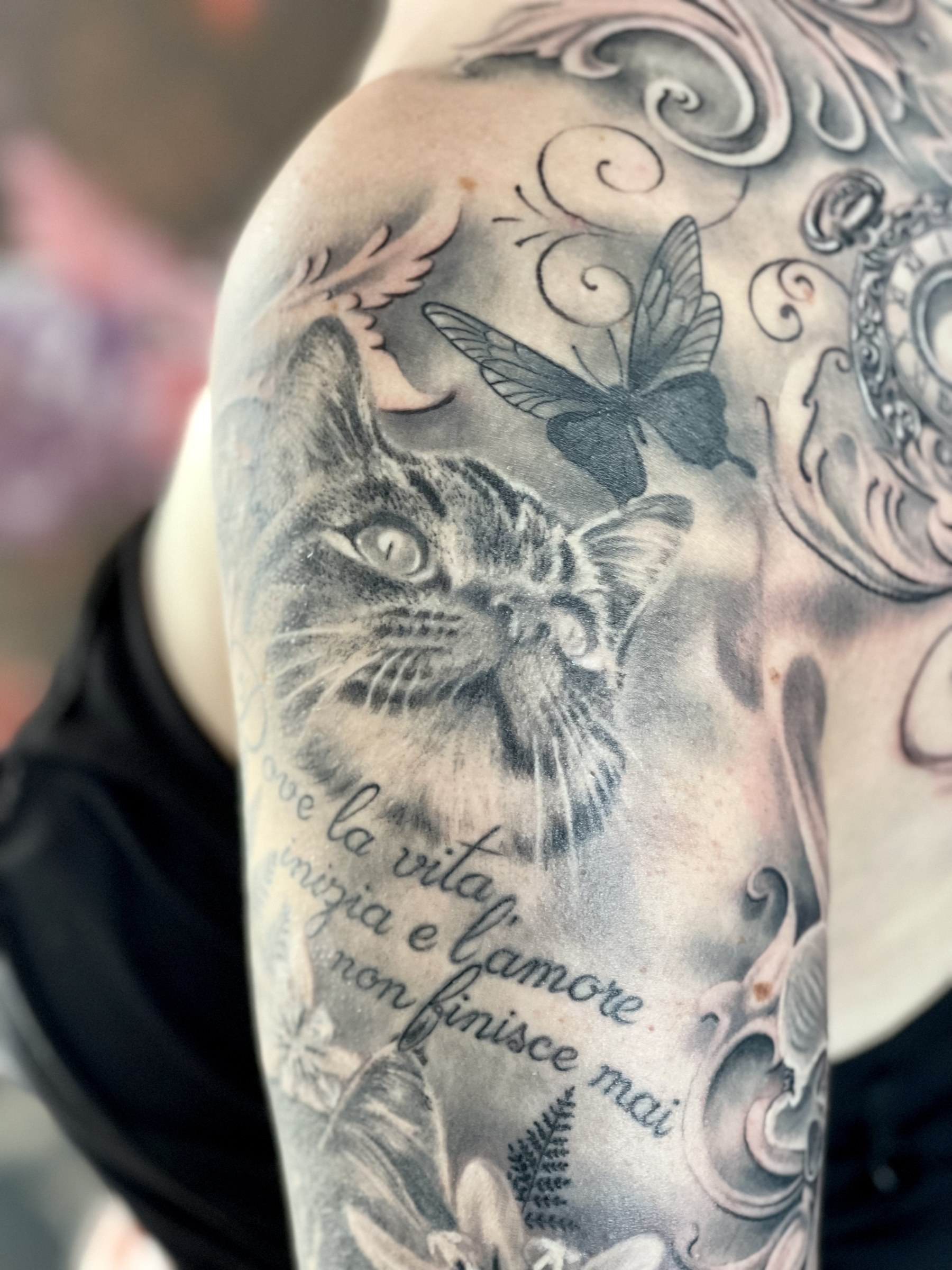 Cat Portrait Black & Grey — Realistic Tattoo von Elisabeth Gerendai, V Tattoo & Beauty Art (Aargau, Schweiz)
