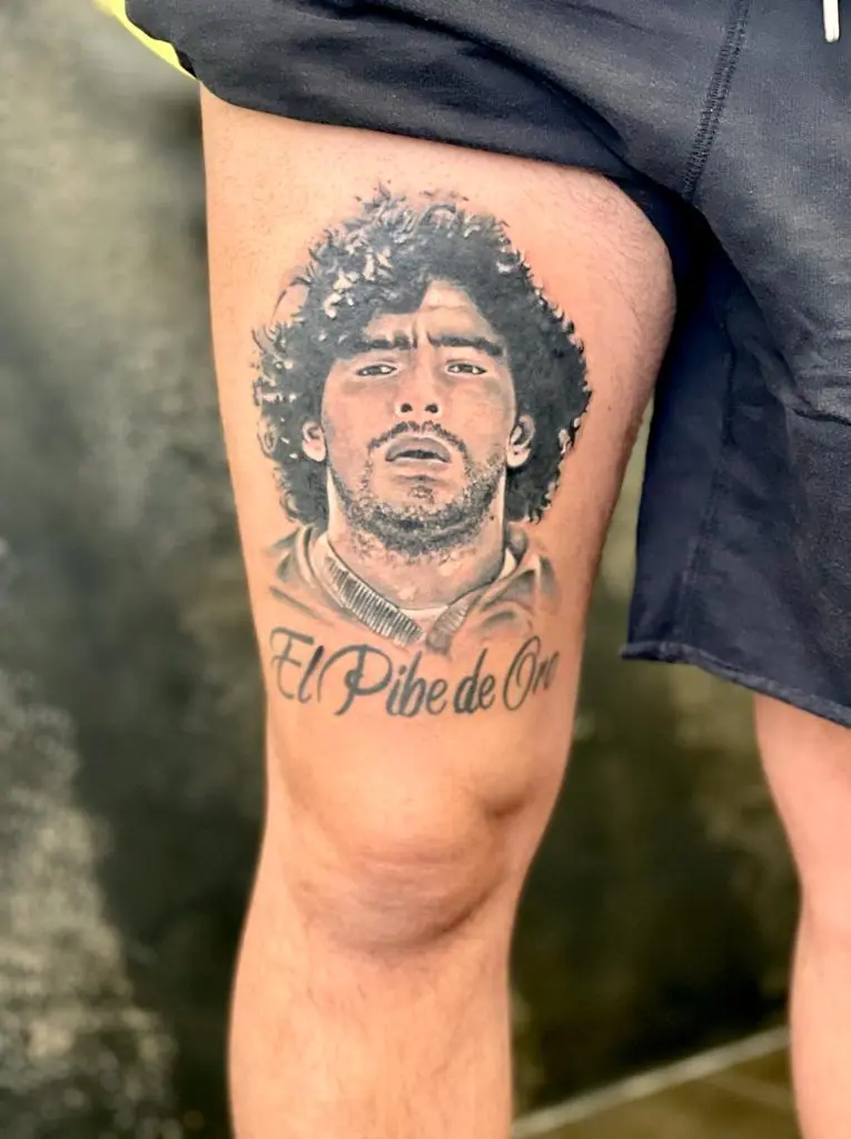 El Pibe de Oro — Realistic Tattoo von Elisabeth Gerendai, V Tattoo & Beauty Art (Aargau, Schweiz)