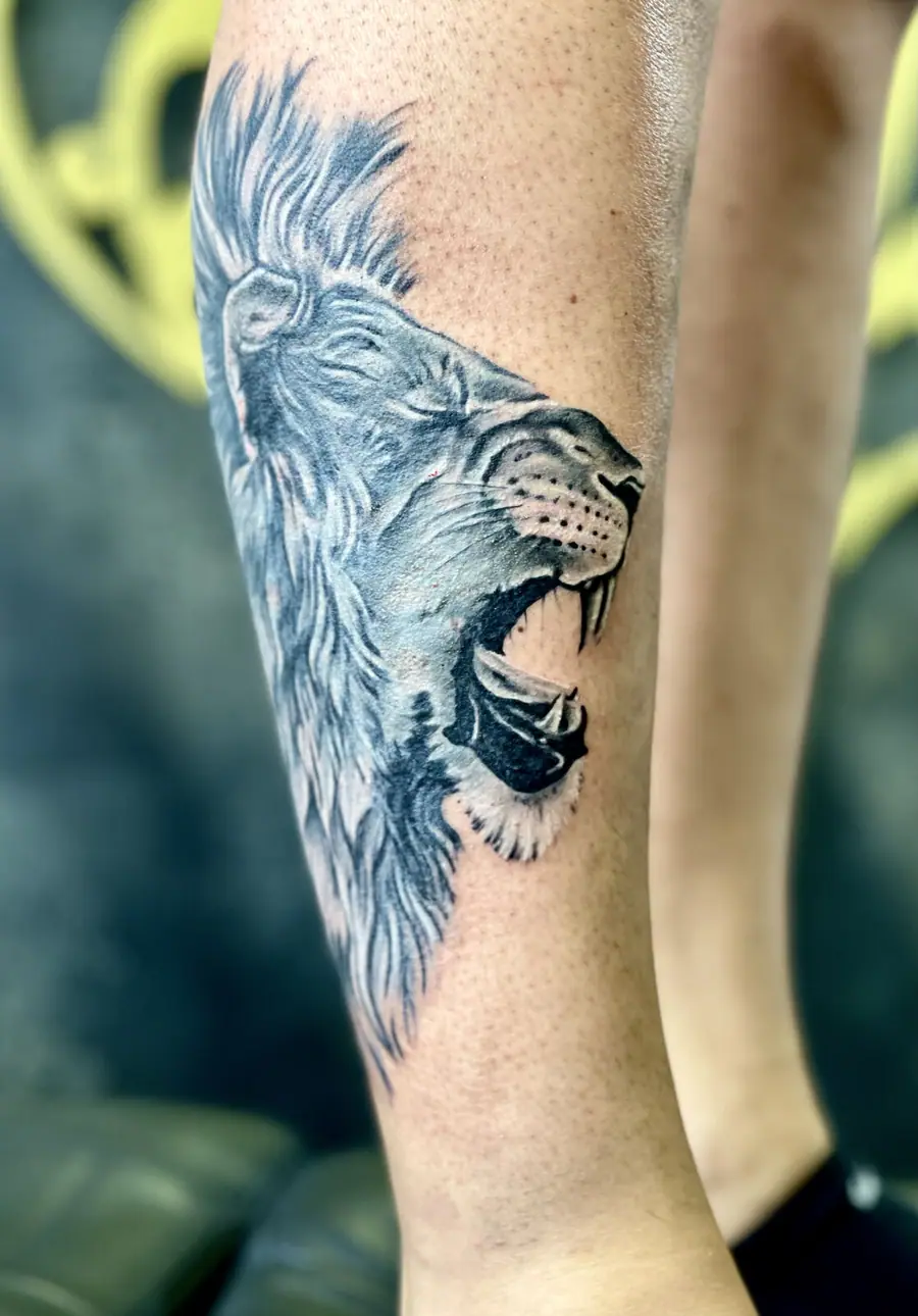 Black & Grey Löwe Cover Up – Nachher — Cover Up Tattoo von Elisabeth Gerendai, V Tattoo & Beauty Art (Aargau, Schweiz)