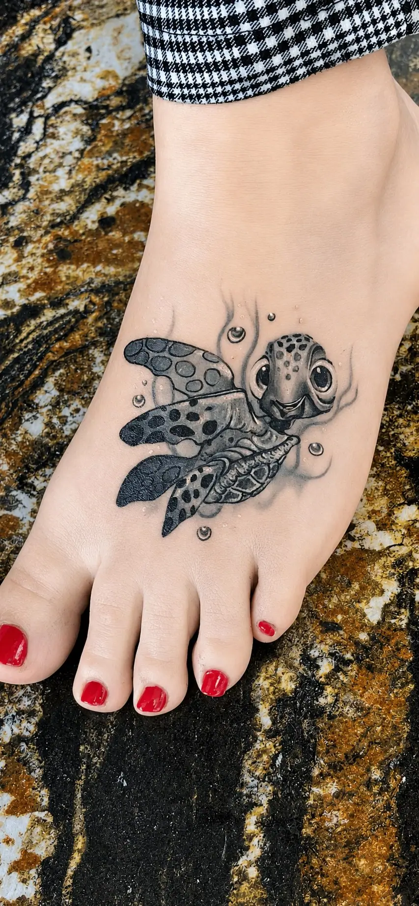 Nemo Schildkröte Cover Up – Nachher — Cover Up Tattoo von Elisabeth Gerendai, V Tattoo & Beauty Art (Aargau, Schweiz)