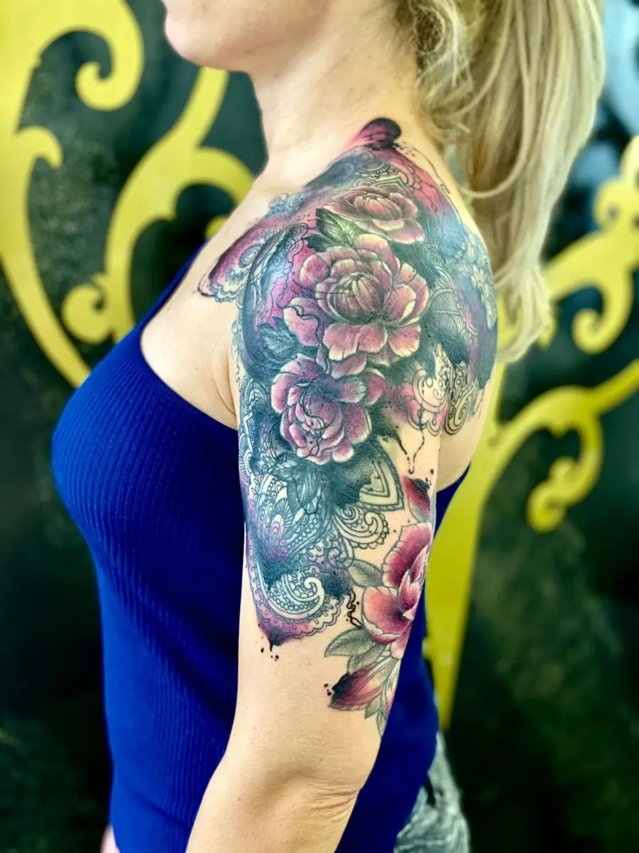 Rosen & Mandala Cover-Up — Aquarell / Watercolor Tattoo von Elisabeth Gerendai, V Tattoo & Beauty Art (Aargau, Schweiz)