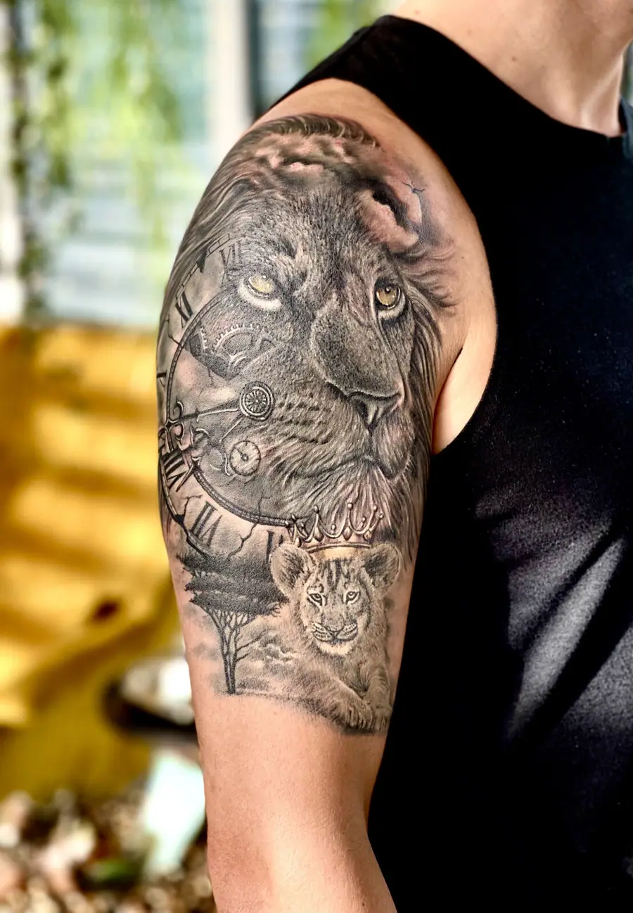 Cover Up Tattoo eines Löwen, das ein altes Tattoo vollständig überdeckt, Tattoo-Atelier Wohlen AG