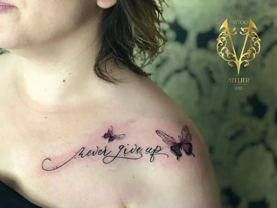 Never Give Up — Fine Line / Lettering Tattoo von Elisabeth Gerendai, V Tattoo & Beauty Art (Aargau, Schweiz)