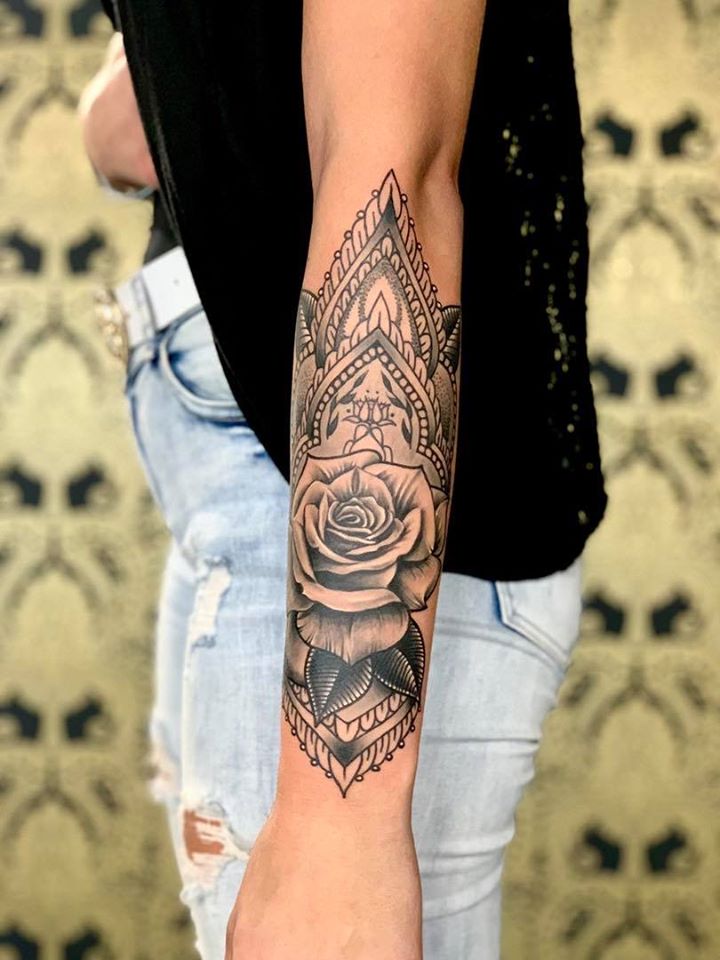 Mandala & Rose — Ornamental Tattoo von Elisabeth Gerendai, V Tattoo & Beauty Art (Aargau, Schweiz)