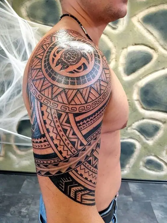 Polynesisches Schildkröten-Tattoo – V Tattoo & Beauty Art, Wohlen AG