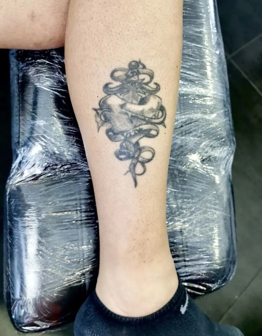 Cover-Up Vorher — Black & Grey Löwe Cover Up – Nachher, später überarbeitet als Cover Up Tattoo von Elisabeth Gerendai (V Tattoo & Beauty Art)