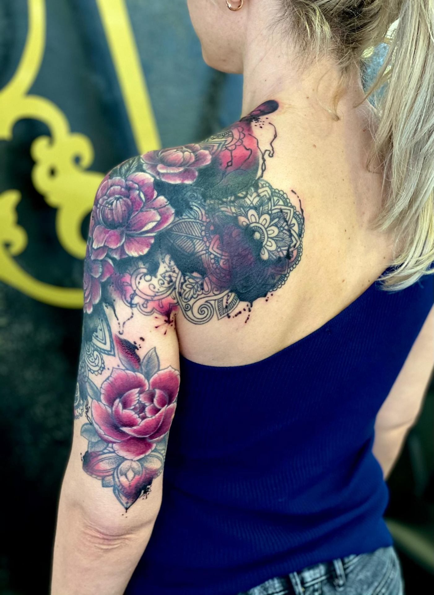 Rosen & Mandala Rückenansicht — Aquarell / Watercolor Tattoo von Elisabeth Gerendai, V Tattoo & Beauty Art (Aargau, Schweiz)