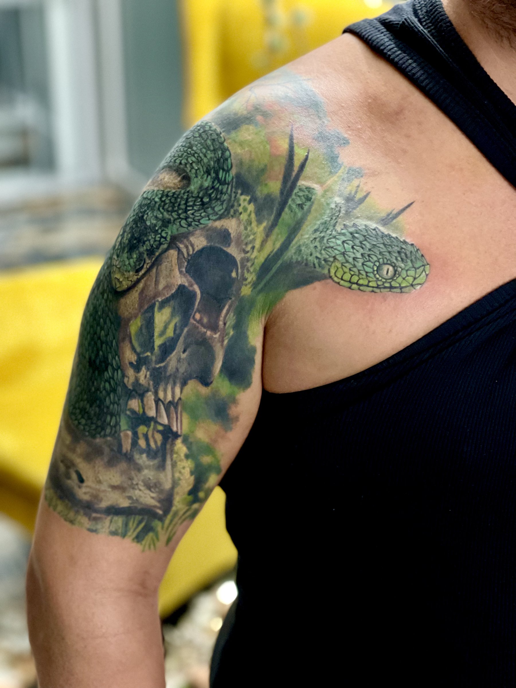Skull Color — Realistic Tattoo von Elisabeth Gerendai, V Tattoo & Beauty Art (Aargau, Schweiz)