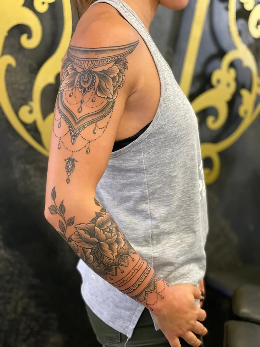 Mandala & Peony Sleeve — Ornamental Tattoo von Elisabeth Gerendai, V Tattoo & Beauty Art (Aargau, Schweiz)