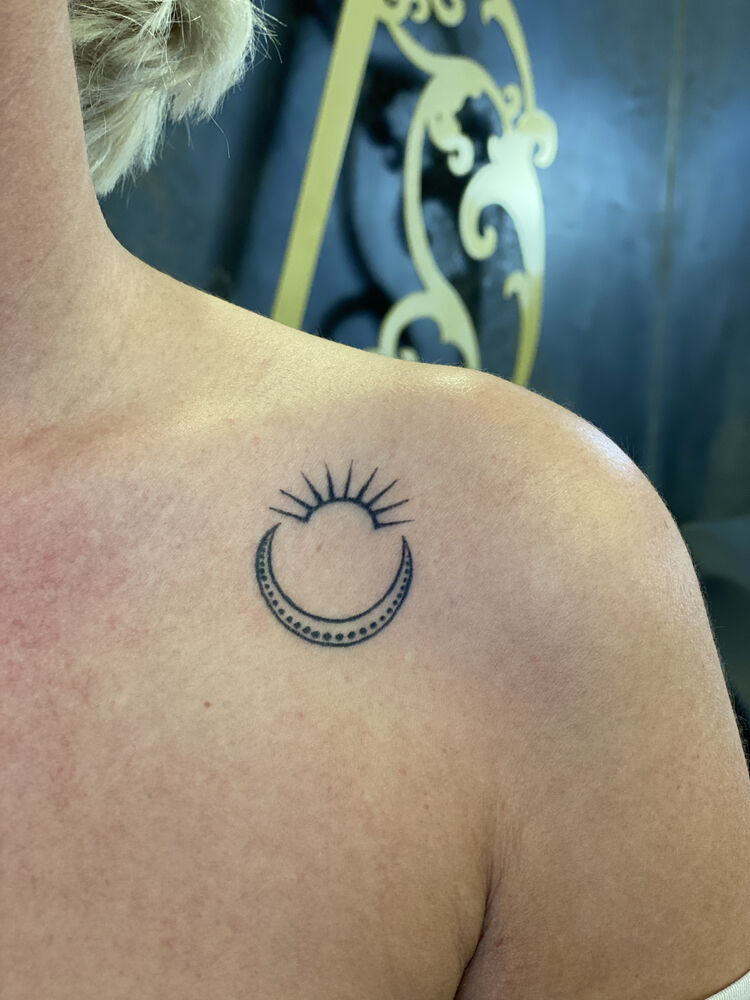 Sun & Moon Miniature — Fine Line / Lettering Tattoo von Elisabeth Gerendai, V Tattoo & Beauty Art (Aargau, Schweiz)