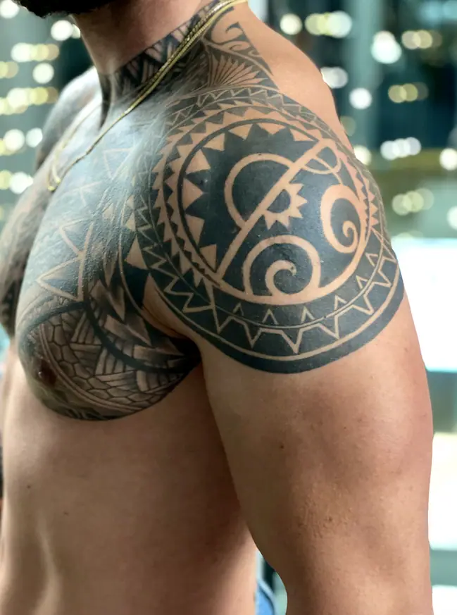 Sun Shoulder — Maori Tattoo von Elisabeth Gerendai, V Tattoo & Beauty Art (Aargau, Schweiz)