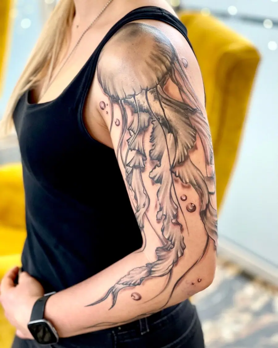 Realistic Tattoo Sleeve mit Qualle in Black & Grey, gestochen im Tattoo-Studio V Tattoo & Beauty Art in Wohlen AG, Kanton Aargau
