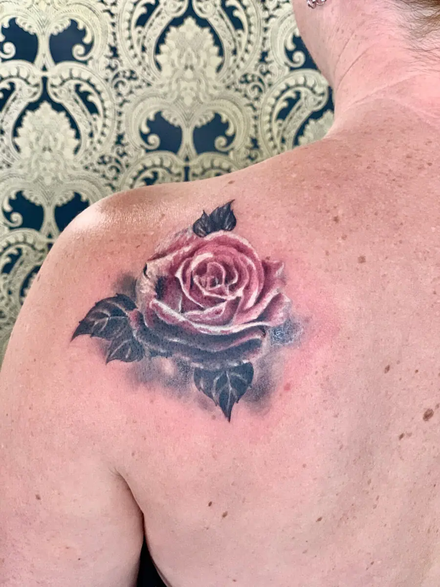 Realistic Rose Cover Up – Nachher — Cover Up Tattoo von Elisabeth Gerendai, V Tattoo & Beauty Art (Aargau, Schweiz)