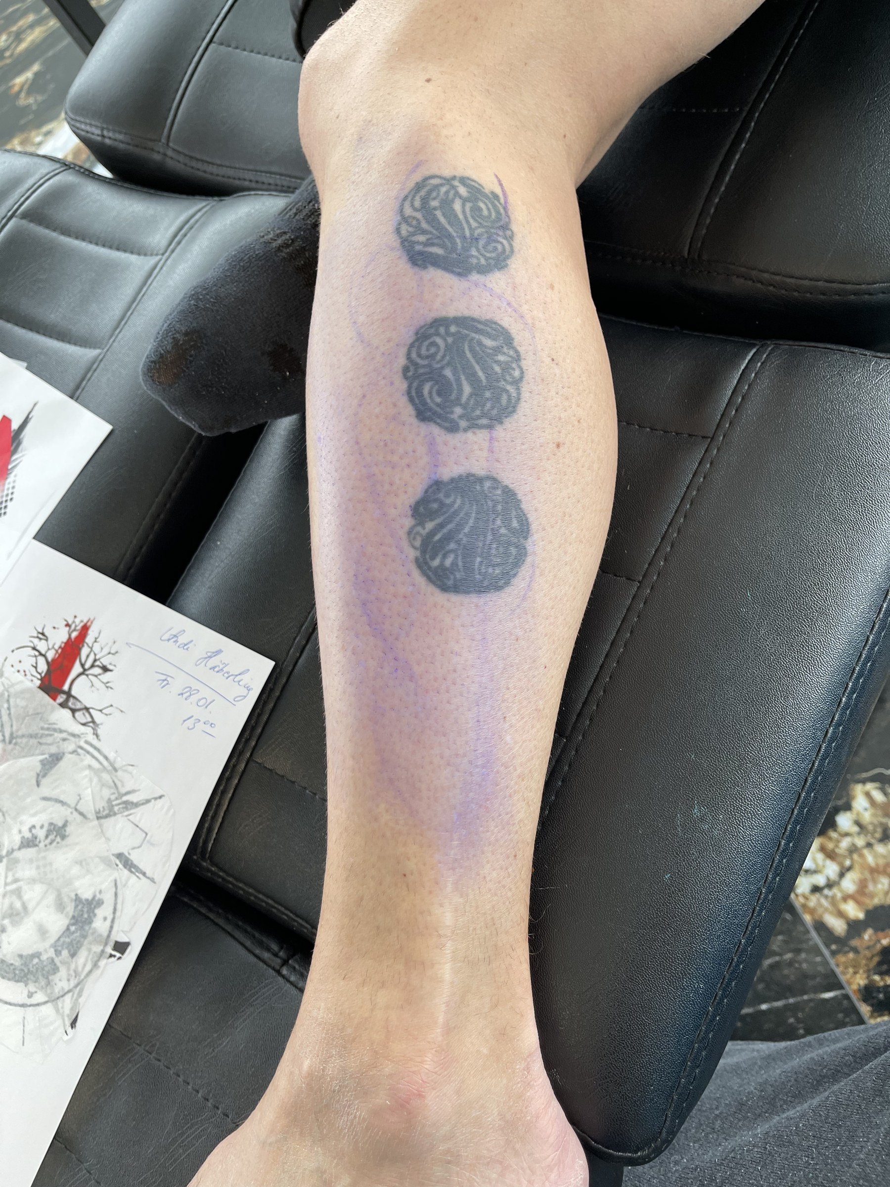 Cover-Up Vorher — Trash Polka Männerbein Cover Up – Nachher, später überarbeitet als Cover Up Tattoo von Elisabeth Gerendai (V Tattoo & Beauty Art)