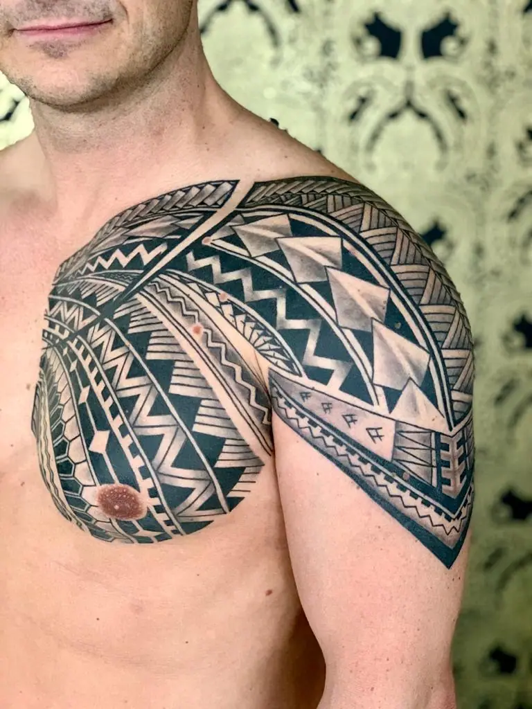 Maori Tattoo über Brust und Arm – V Tattoo & Beauty Art, Wohlen AG