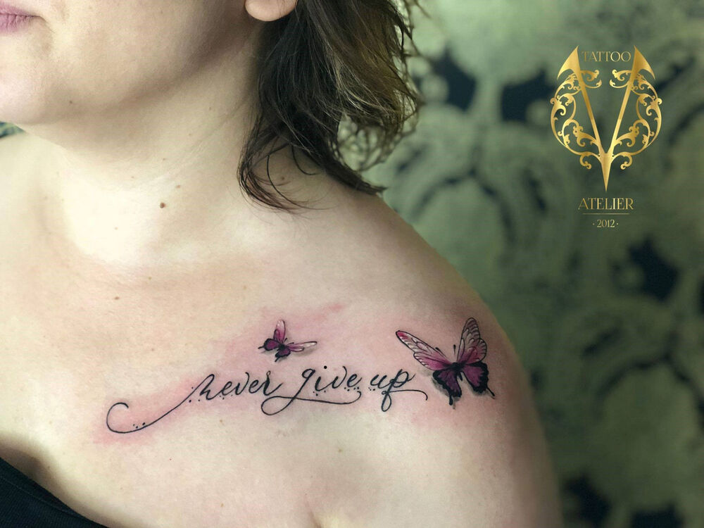 Never Give Up — Fine Line / Lettering Tattoo von Elisabeth Gerendai, V Tattoo & Beauty Art (Aargau, Schweiz)