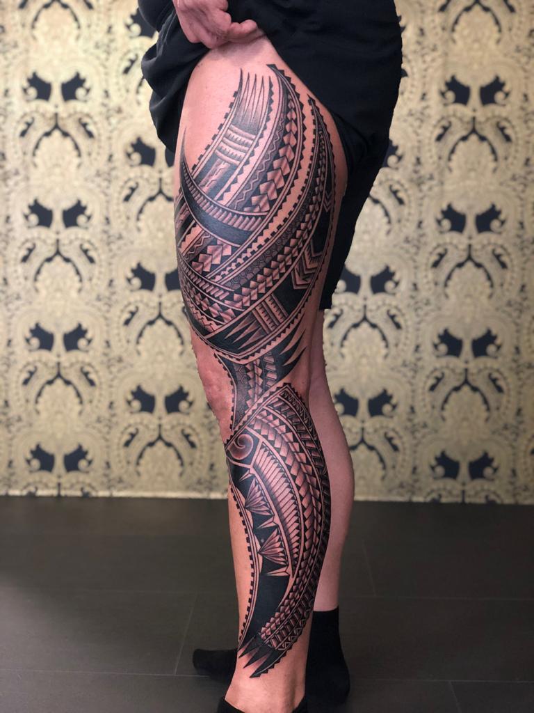 Polynesian Bein Sleeve — Maori Tattoo von Elisabeth Gerendai, V Tattoo & Beauty Art (Aargau, Schweiz)